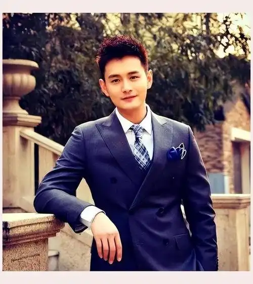 多亏了剧组里一个男演员的"神来之笔",你知道吗,他特别执着,老是邀请