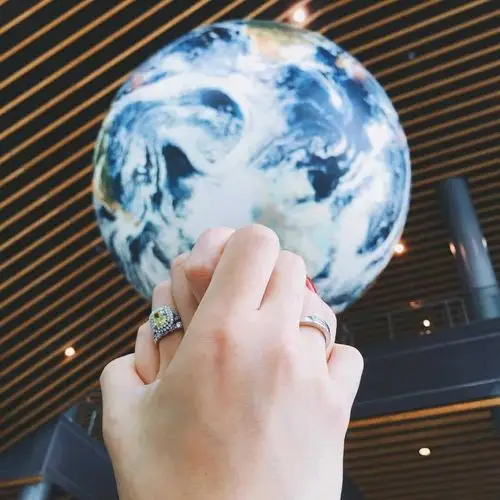 专为单身狗打造的最新秀恩爱姿势