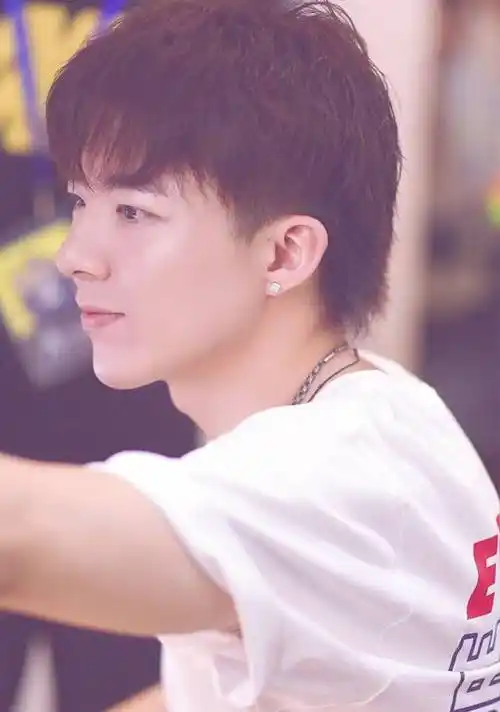 抖音红人"宁哥"这一组侧颜照,让你评分,你会给出多少分?