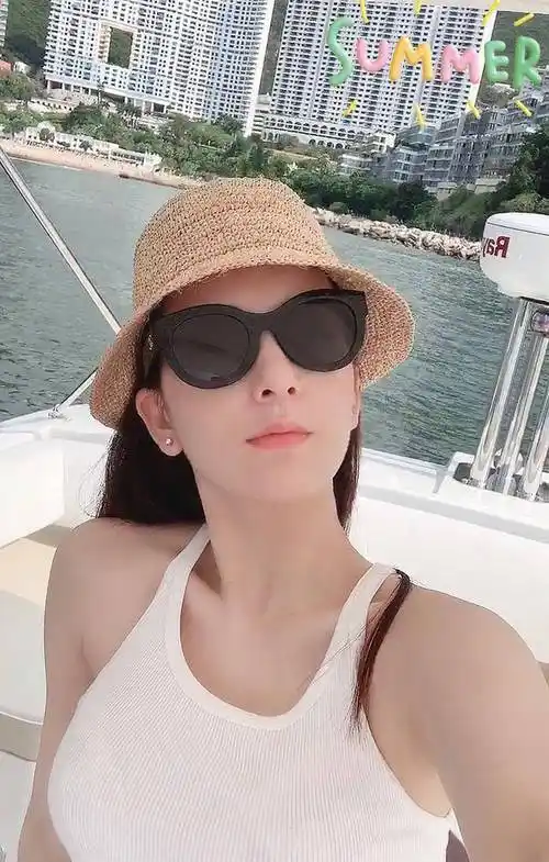 "天王嫂"方媛全黑造型拍写真,半躺姿势尽显慵懒,白雪肌惹人羡_气质