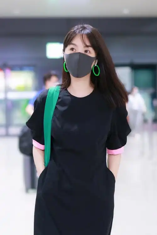 简介:李菲儿减龄清新私服机场照图片,分享一组李菲儿图片给大家,图中