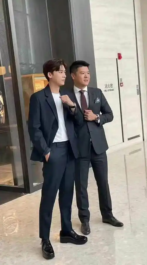 原创李易峰线下生图曝光身材比例简直完美这么多年依旧很红