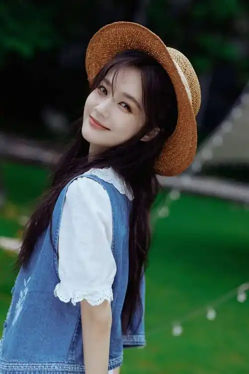 李一桐夏日万花桐青春活泼写真_五官_短裤_牛仔
