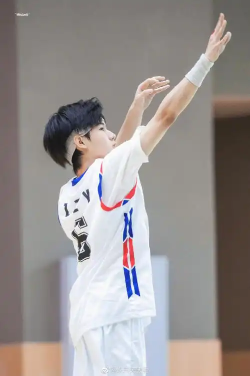 张真源超话#张真源 全能vocal#篮球少年张真源——超绝投篮杀百看不厌