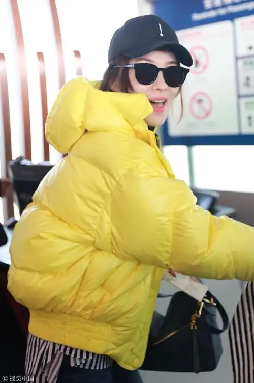 撞脸范爷!霍思燕亮黄色羽绒服时髦惹眼 侧梳麻花辫少女感满满