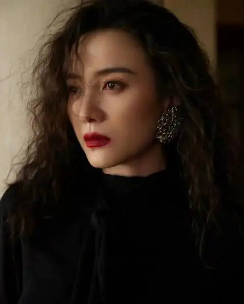 宋佳晒短发照片,洋气又显年轻,与长发判若两人,网友:没认出来