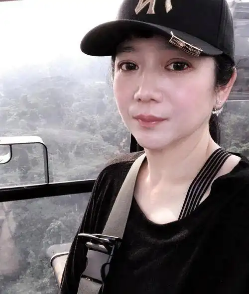 曾哲贞如今也50岁了,离婚后这十几年她一直没有再婚,一个人把两个孩子