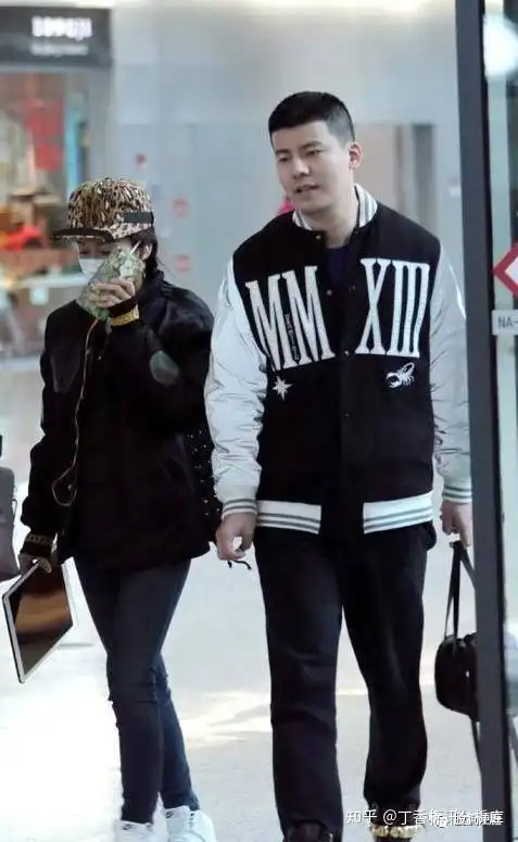 吉克隽逸当时的经纪人刘石坚也是她恋爱长跑6年的男朋友.