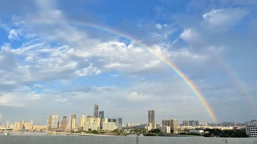 广州天空现幸运双彩虹飞跨珠江与广州塔同框