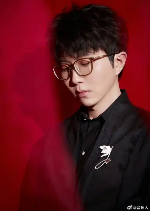 今天微博之夜会带来什么帅气的造型哇,期待@毛不易!