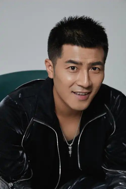 王铮硬汉风写真曝光型男气质时尚范儿