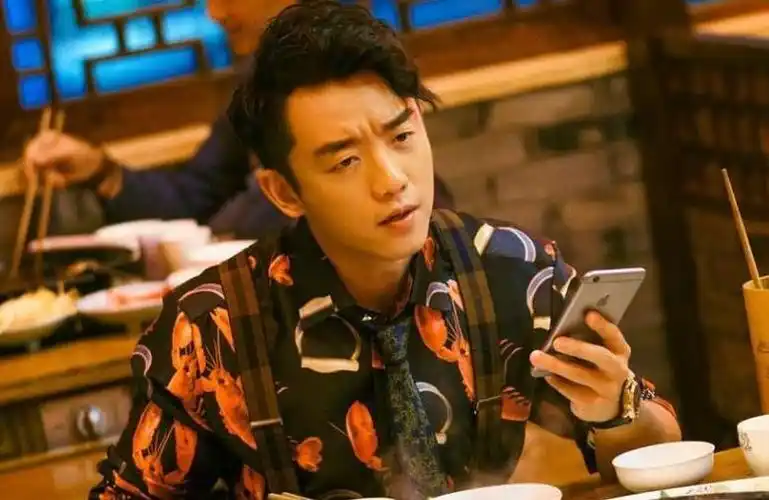 在跑男节目中,郑恺凭借着其帅气的外形和猎豹般的速度,而获得了观众的