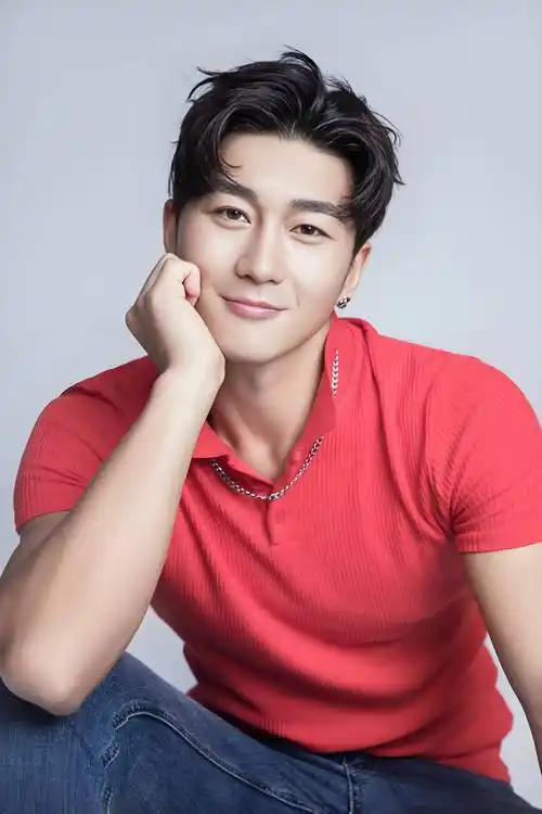 "泰山陪爬"35岁男演员上热搜后:接到短剧邀约,差点转行开咖啡店!