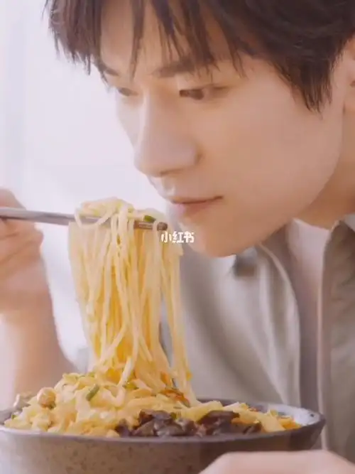 这么大一口,这个宝宝吃饭也太香了吧_易烊千玺_易烊千玺未来无界_娱乐