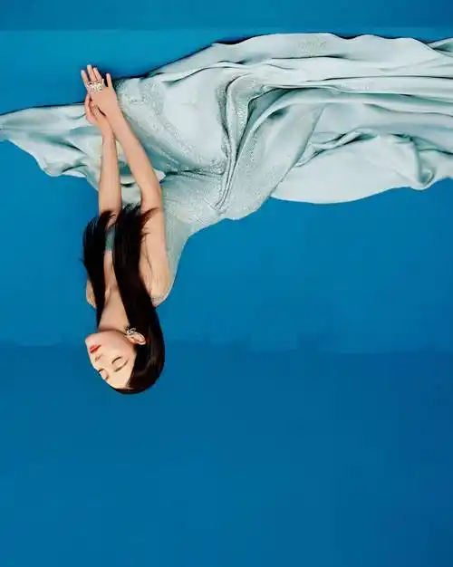 迪丽热巴的蓝色礼服展现了女性的精致和魅力_娱乐_身材_仙子