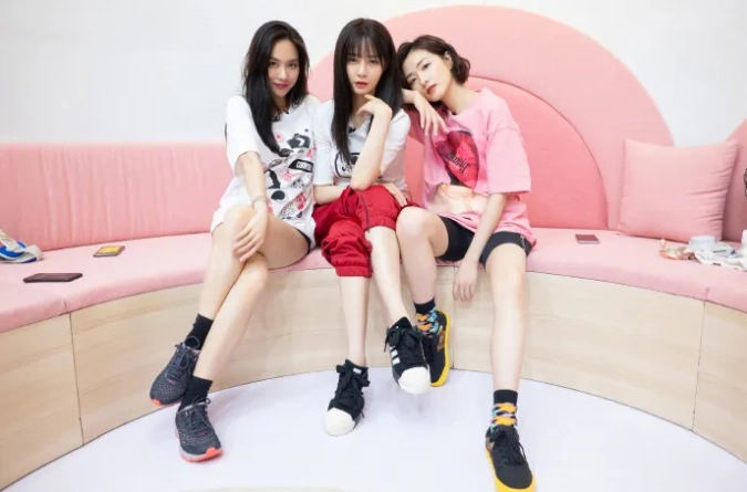 早在乘风破浪的姐姐之前王霏霏和孟佳就已经火出天际了