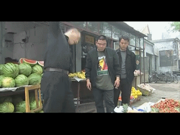 刘华强为什么挥刀捅卖瓜的老板大流氓打小流氓的黑吃黑而已