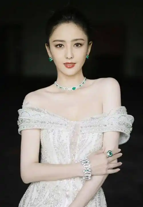 佟丽娅最新穿搭风格解析 佟丽娅最新街拍照片2023