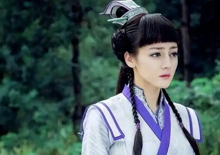 彼时没名气的迪丽热巴参演了《古剑奇谭》,认识了女主角杨幂.