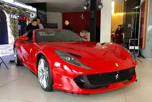 法拉利新款812gts敞篷跑车在上海亮相售价高达530万元