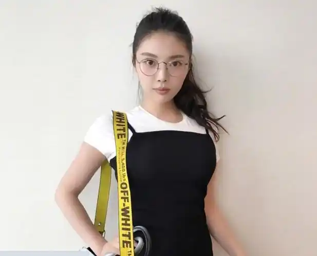 美女徐冬冬穿连体裤戴近视眼镜,秀出不一般的气质