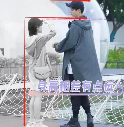 的身高,虽然没有像超模那样很出众,但是李一桐的身高也有165cm了,在