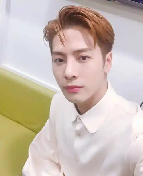 王嘉尔素颜怼脸生图曝光!