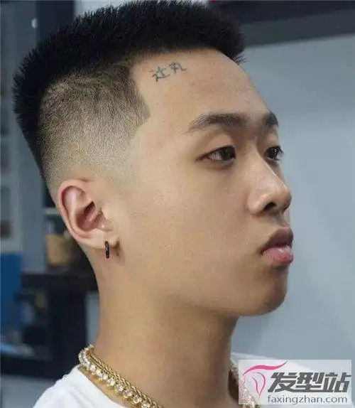 两面铲光复古油头发型,铲青剪裁之后,两边压实的设计,比较凸显男生