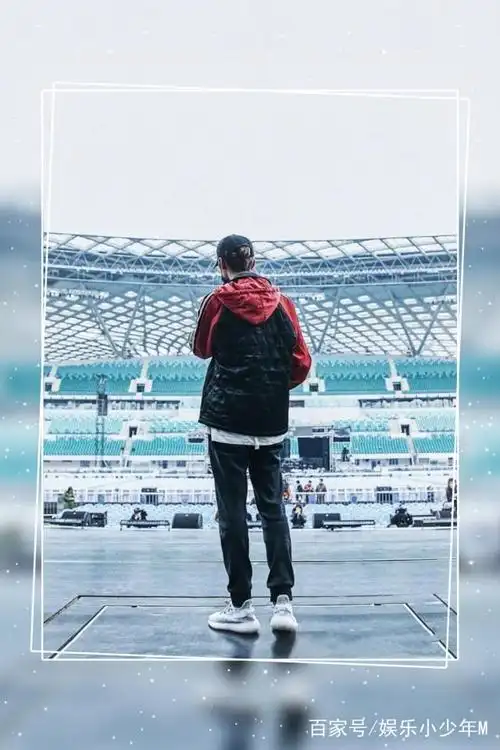 看到蔡徐坤的背影,网友自闭了