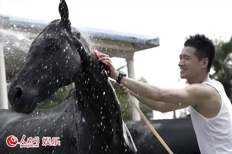 何晟铭马场写真曝光 湿身刷背大秀臂肌(组图)