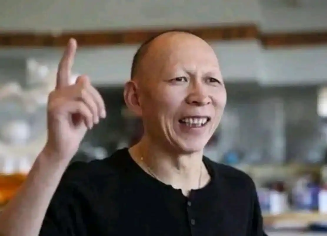 一次,"裘千尺"李明坐出租车,出租车司机皱着眉头问他:"你是干什么的?