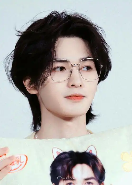 朱正廷金丝眼镜卷毛造型