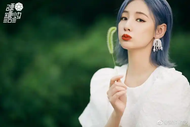 森林公主硬糖少女303赵粤最新定妆照蓝色编发展现温柔气质