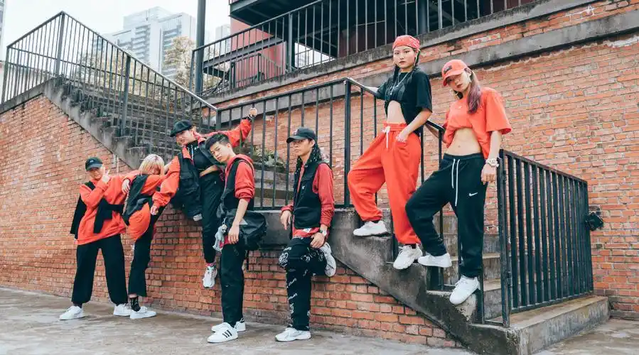 电流一样划过全身,酷帅的舞者们格外吸引眼球,特别是ending pose部分