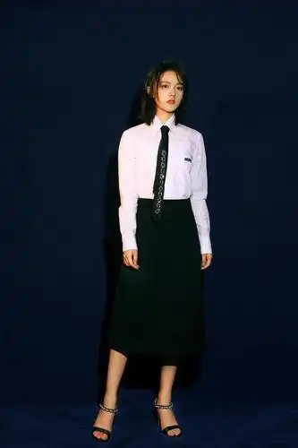 赵今麦不愧是吴亦凡最宠妹妹,旗袍造型让人有保护欲