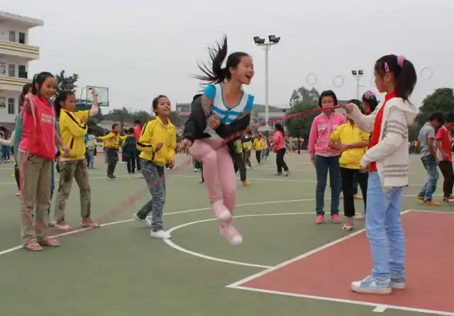 小学生体育课跑步"骨折",校方被索赔8万,安静课间不无道理