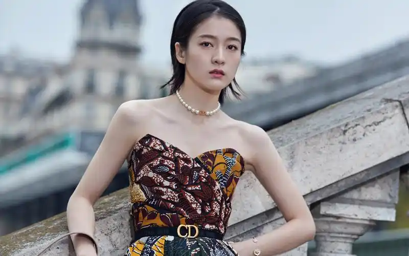 张雪迎清秀靓丽桌面壁纸