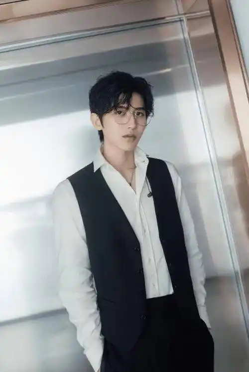 这是我们认识的蔡徐坤早期活动旧照网友这都能成顶奢吗