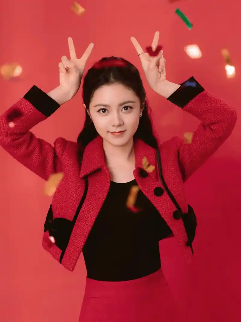 赵今麦的穿搭喜庆时尚.