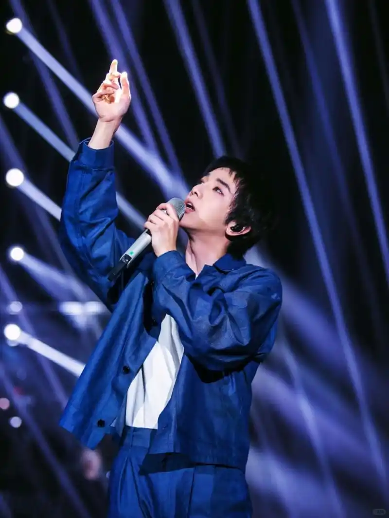 高清壁纸带你走进华晨宇的魅力世界,让你的手机桌面瞬间燃爆时尚与