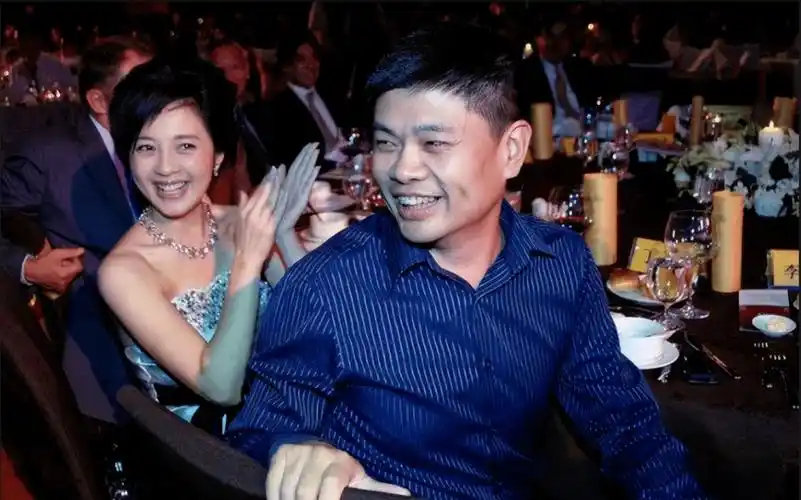 富商丁健为娶主持人许戈辉,分一个亿给前妻,如今他幸福吗?