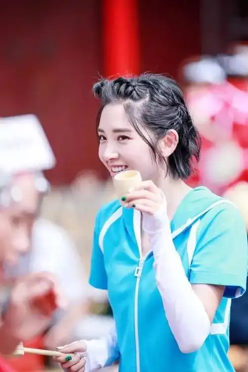 靠短发圈粉千万!唐艺昕的新款哪吒头又美到我们了!