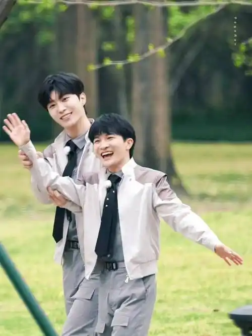 《奔跑吧》路透:周深沙溢放飞自我,关晓彤范丞丞互动,杨颖缺席_造型