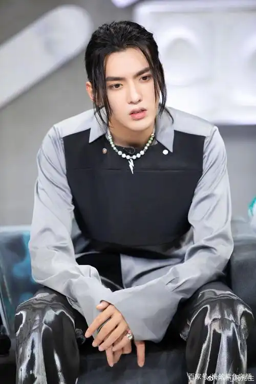 吴亦凡:长发又潮又帅时尚感满满!