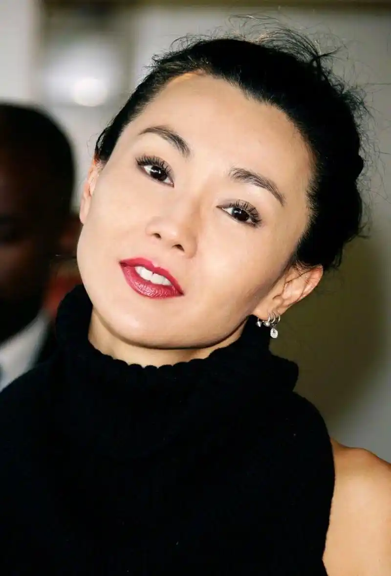 气质独一份!   大家好,今天要和大家聊聊2007年戛纳电影节上的张曼玉.