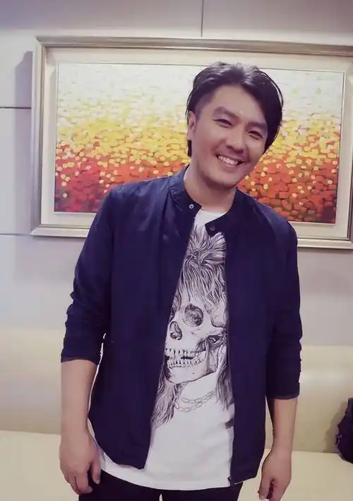 这时,阿杜也在采访中告诉大家,其实在他消失的三年里,并没有离开大家