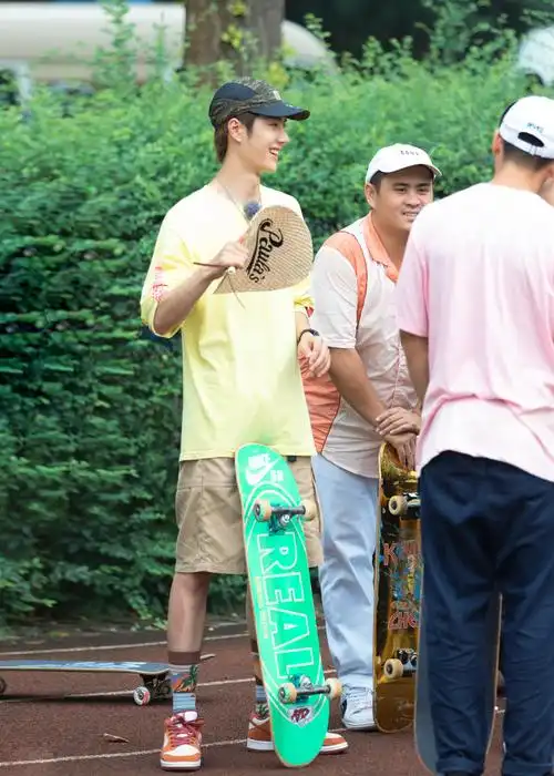 王一博极限青春解锁飞跃阶梯护鞋心切引调侃不愧是你