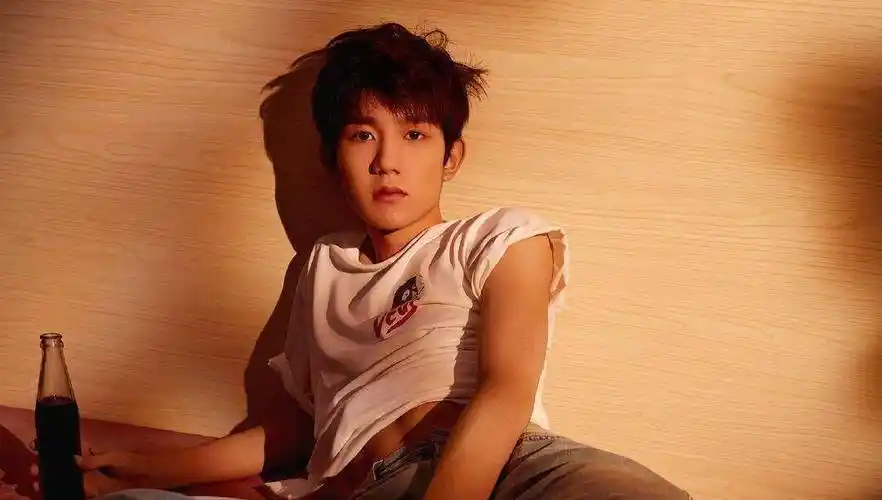 王源再上热搜,秀出腹肌迷倒众多粉丝,把张艺兴置于何地?