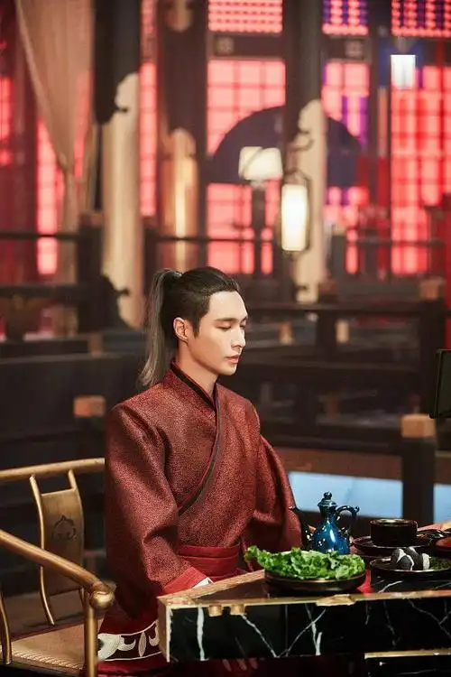 有侠气!张艺兴红袍束马尾变古装美男 酒肆内坐态恣意太洒脱