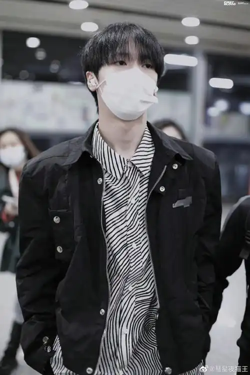 严浩翔牛仔破洞裤